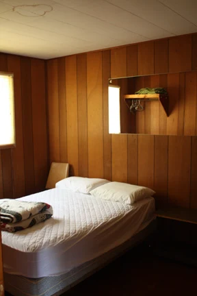 Pigeon-Lake-Resort-Cottage-fifteen-main-bedroom-queen-size-bed